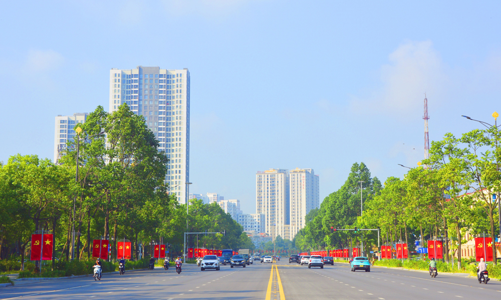 Cờ Đảng, cờ Tổ quốc dọc đường Lý Thái Tổ, phường Kinh Bắc.