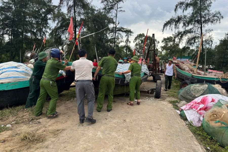 Công an các xã ven biển giúp dân di chuyển tàu thuyền, tài sản vào nơi tránh trú an toàn.