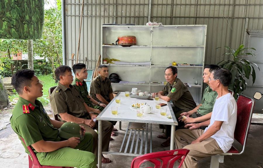 Lực lượng Công an vận động các hộ dân ở vùng xung yếu đến nơi an toàn.