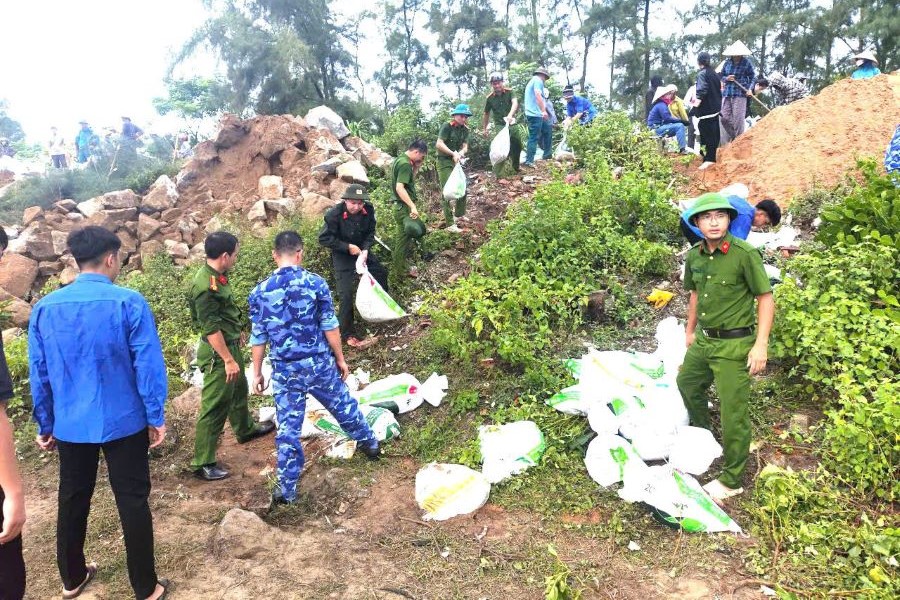 Lực lượng công an tham gia gia cố tuyến đê biển trọng yếu.