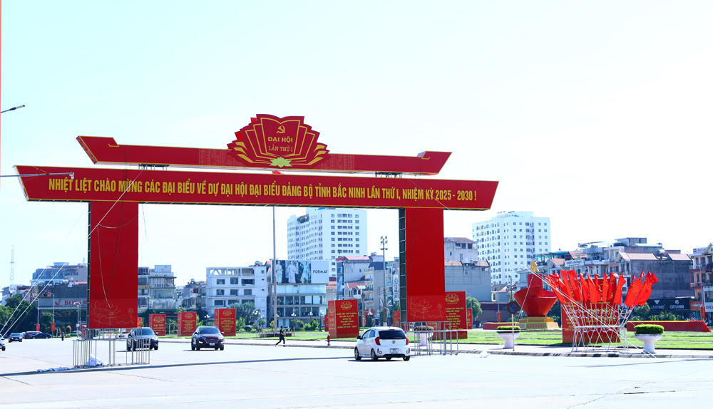 Khu vực cổng chào tại Quảng trường 3/2 đang được hoàn thiện.