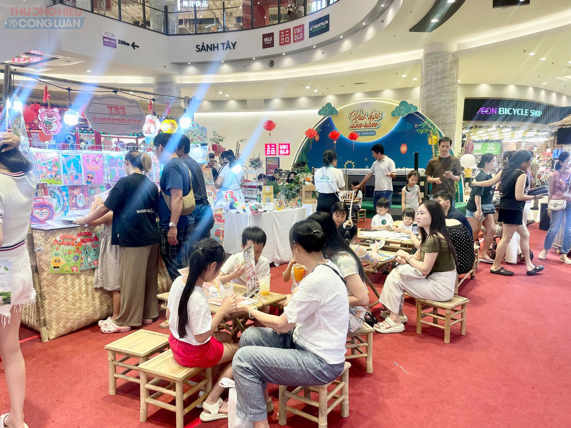 Trẻ nhỏ thích thú khi được đi mua sắm cùng ba mẹ