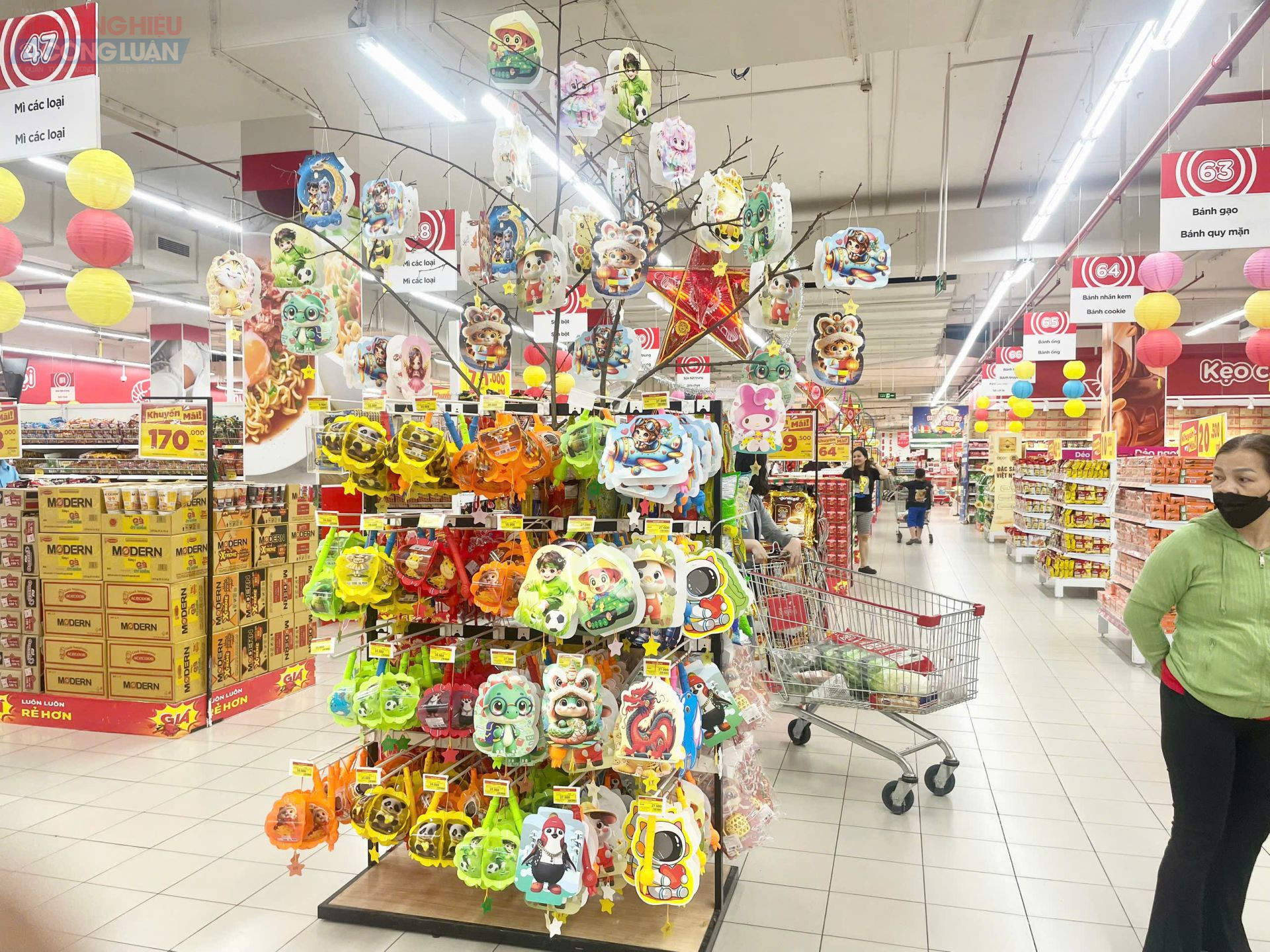 Quầy đồ chơi trẻ em với đa dạng sắc màu