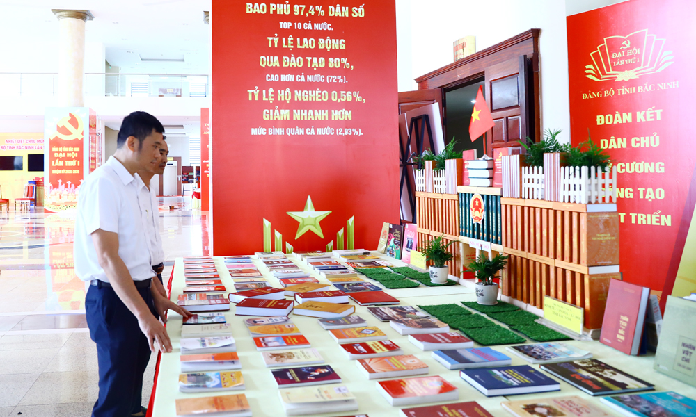 Các gian trưng bày hình ảnh, ấn phẩm văn học, nghệ thuật... tại Trung tâm hội nghị tỉnh.