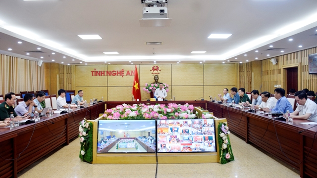 Quang cảnh cuộc họp ứng phó với cơn bão số 10 (Bualoi) tại Văn phòng UBND tỉnh Nghệ An.