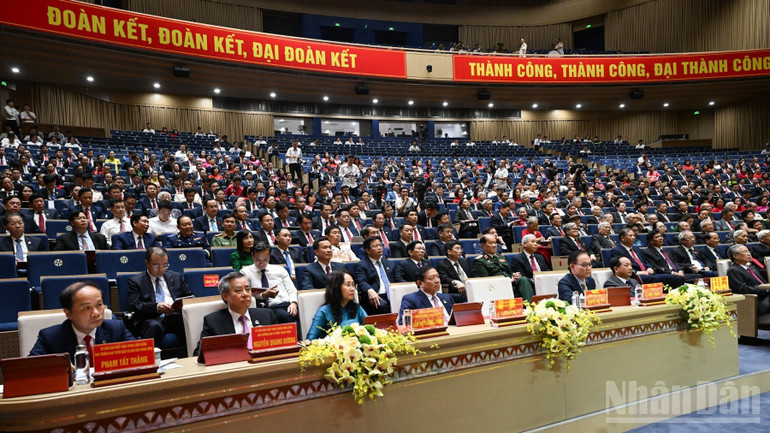 Các đồng chí lãnh đạo, các đại biểu tham dự Đại hội.
