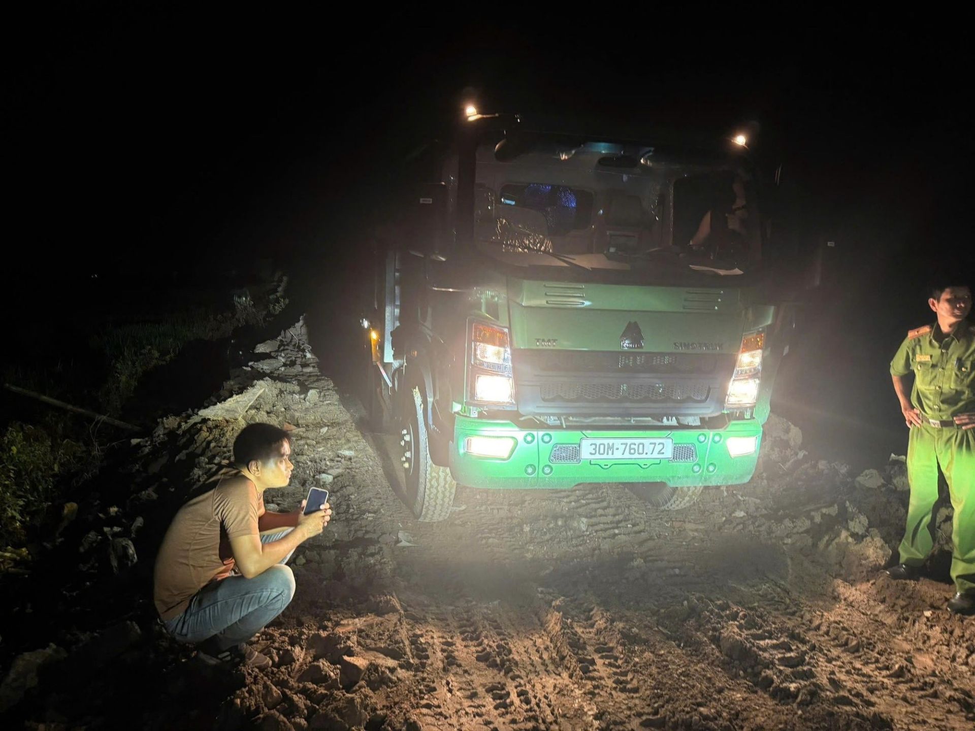 Mật phục trong đêm, bắt quả tang vụ đổ trộm phế thải tại bãi sông Hồng