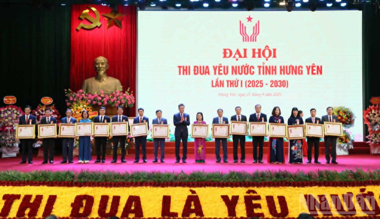 Bí thư Tỉnh ủy Hưng Yên Nguyễn Hữu Nghĩa trao Huân chương Lao động hạng Ba cho 16 cá nhân.