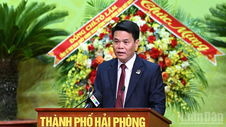Chủ tịch Ủy ban nhân dân thành phố Hải Phòng Lê Ngọc Châu đọc Báo cáo chính trị tại Đại hội.