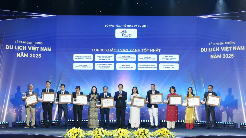 Đồng chí Mai Văn Chính, Ủy viên Trung ương Đảng, Phó Thủ tướng Chính phủ trao tặng danh hiệu cho Top 10 khách sạn xanh tốt nhất. Ảnh: Trần Huấn Đồng chí Mai Văn Chính, Ủy viên Trung ương Đảng, Phó Thủ tướng Chính phủ trao tặng danh hiệu cho Top 10 khách sạn xanh tốt nhất. Ảnh: Trần Huấn