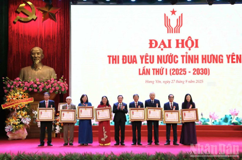 Phó Chủ tịch Quốc hội Nguyễn Khắc Định trao Huân chương Lao động hạng Nhì cho 10 cá nhân.