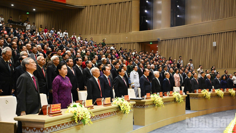 Bí thư Đảng ủy Chính phủ, Thủ tướng Chính phủ Phạm Minh Chính và các đại biểu thực hiện nghi thức chào cờ.