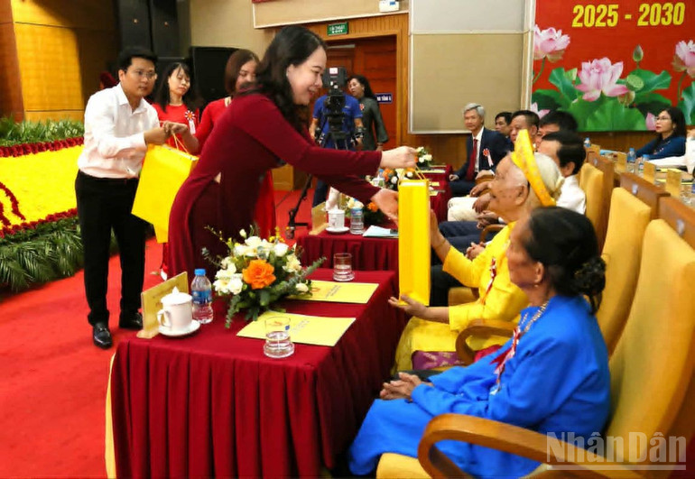 Phó Chủ tịch nước tặng quà các Bà mẹ Việt Nam anh hùng.