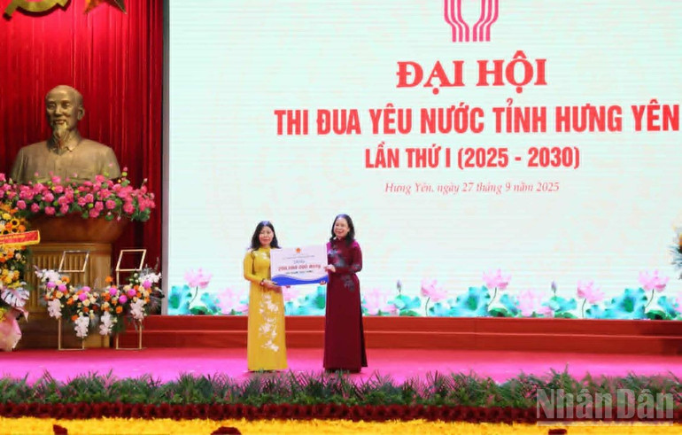 Phó Chủ tịch nước trao 200 triệu đồng tặng các cháu nhỏ có hoàn cảnh đặc biệt khó khăn trên địa bàn tỉnh.