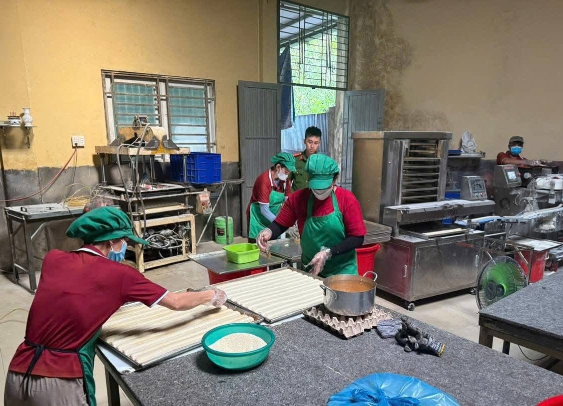 Nhiều cơ sở sản xuất bánh trung thu bị sai phạm. Ảnh: CACC