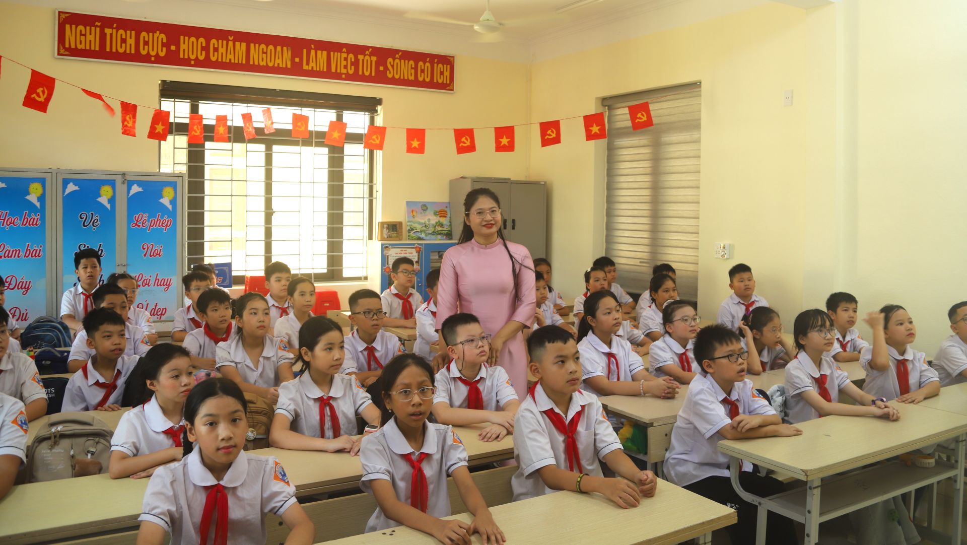 Cô giáo Lê Thùy Dương cùng các em học sinh lớp 5 trường Tiểu học Điện Biên 2, phương Hạc Thành, tỉnh Thanh Hóa trong tiết học