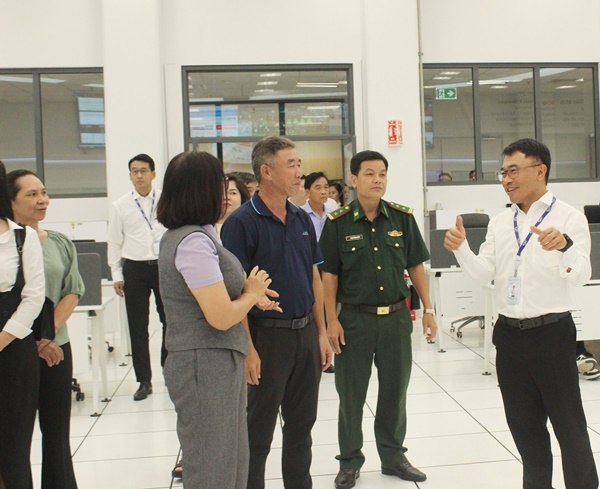 Ông Siripan Artnonla (phải) Giám đốc Sản xuất – Khu vực Hạ nguồn trao đổi với bà con và đại diện chính quyền địa phương