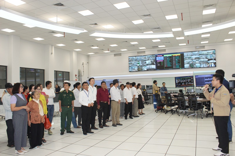 Bà con tham quan tòa nhà điều khiển trung tâm (Central Control Building - CCB)