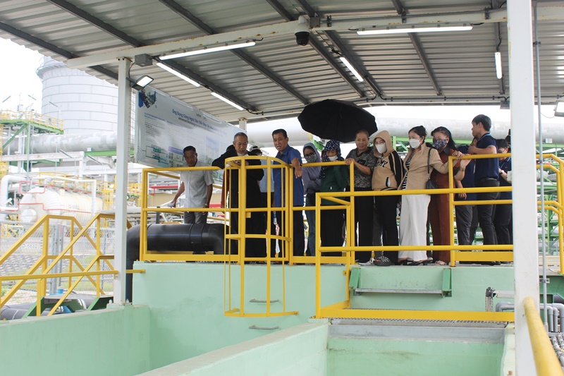Đoàn tham quan điểm xả thải của tổ hợp