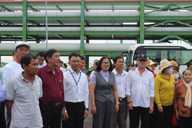 Bà con tham quan khu vực xử lý nước thải hai lớp bảo vệ với hệ thống quan trắc trực tuyến