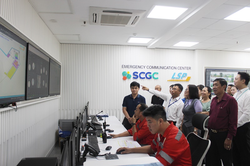 Ông Siripan Artnonla, Giám đốc Sản xuất – Khu vực Hạ nguồn giới thiệu với bà con tại Trung tâm ứng phó sự cố