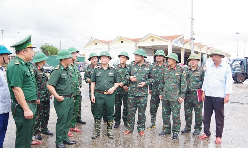 Thiếu tướng Hoàng Duy Chiến, Phó tư lệnh Quân khu 4 kiểm tra công tác ứng phó bão số 10 tại tỉnh Thanh Hóa.