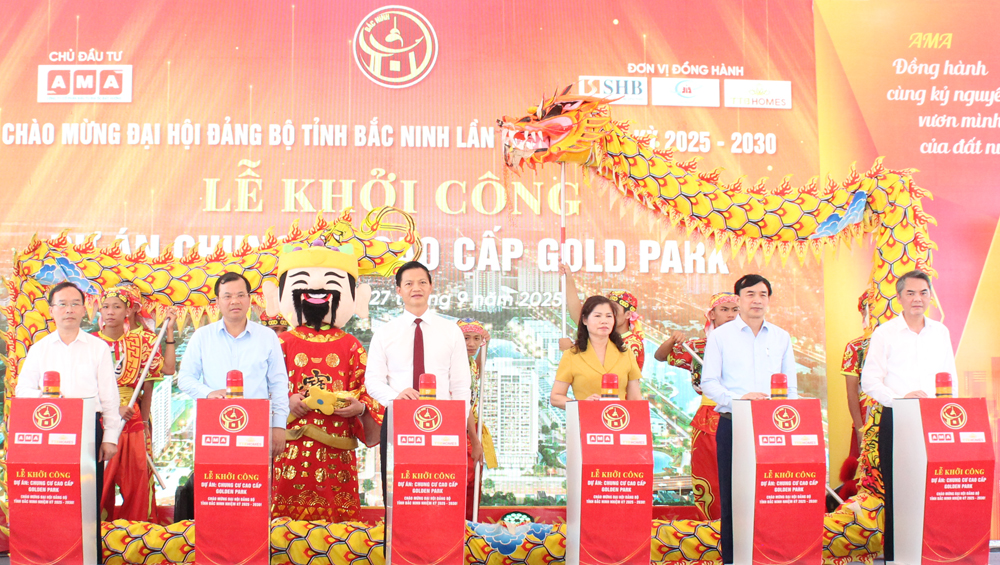 Đồng chí Vương Quốc Tuấn cùng các đại biểu bấm nút khởi công dự án.