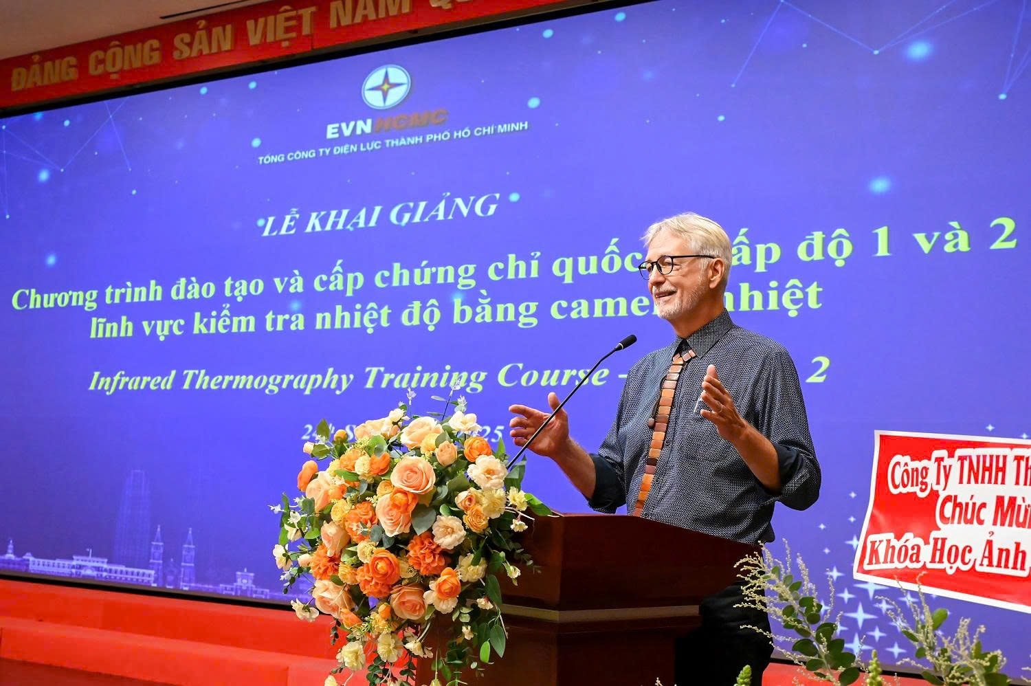 &Ocirc;ng Ron Newport - Gi&aacute;m đốc Học viện Ảnh nhiệt IRT ph&aacute;t biểu tại Lễ khai giảng