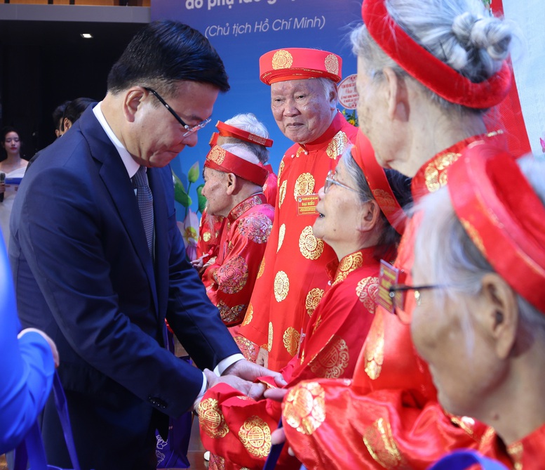 Phó Thủ tướng Lê Thành Long trao quà mừng thọ các cụ trên 90 tuổi - Ảnh VGP/Đức Tuân