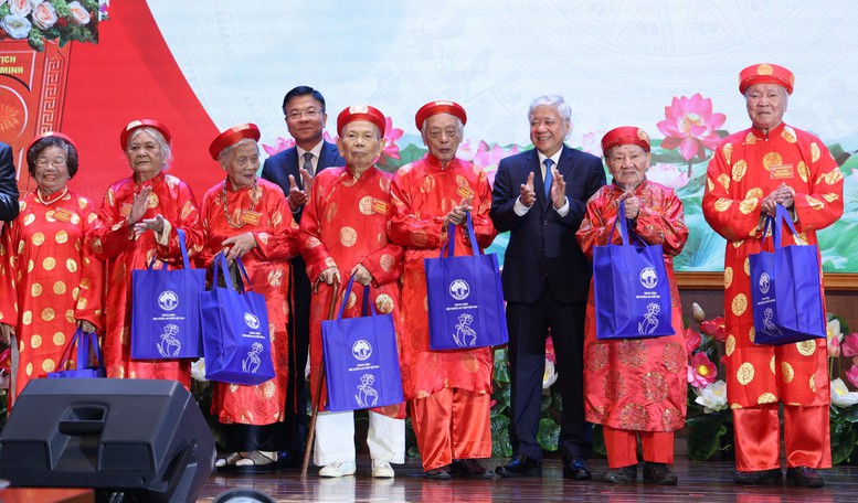 Đồng chí Đỗ Văn Chiến và đồng chí Lê Thành Long trao quà mừng thọ 10 cụ trên 90 tuổi - Ảnh VGP/Đức Tuân