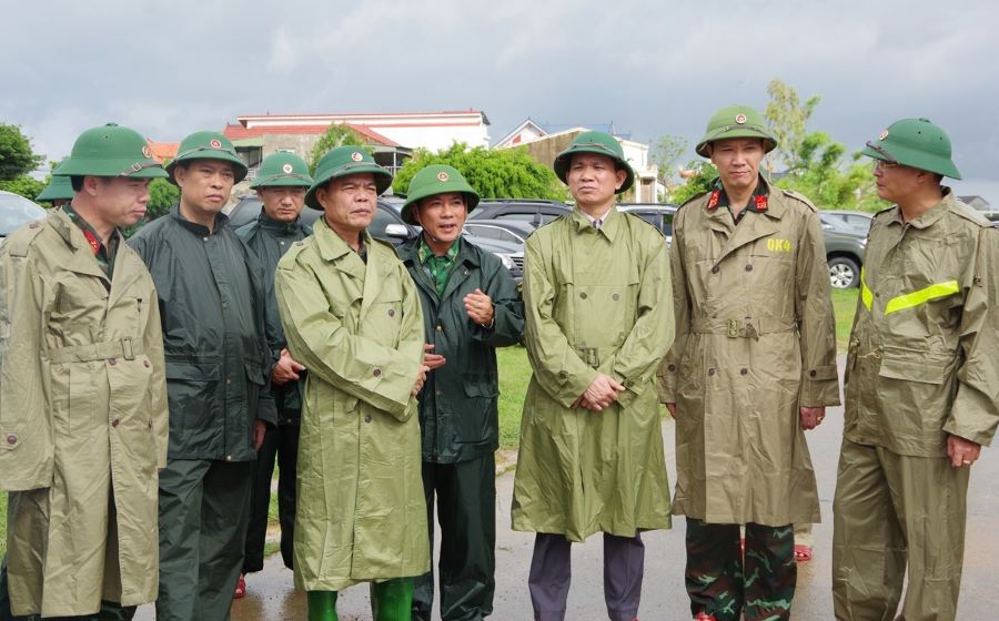 Thiếu tướng Lê Hồng Nhân kiểm tra công tác phòng chống, ứng phó với bão số 10 tại khu vực âu tàu cảng cá Xuân Hội.