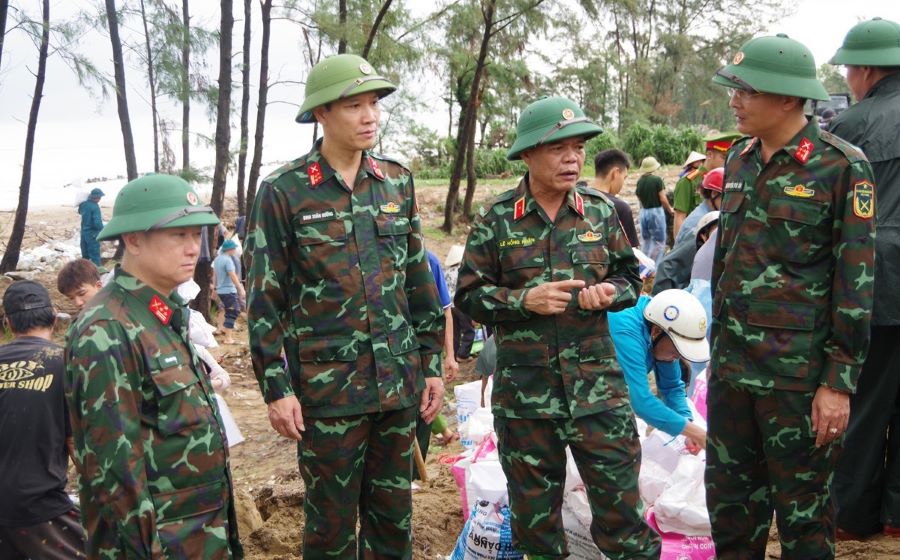 Thiếu tướng Lê Hồng Nhân kiểm tra công tác gia cố đê Hội Thống ở xã Đan Hải.