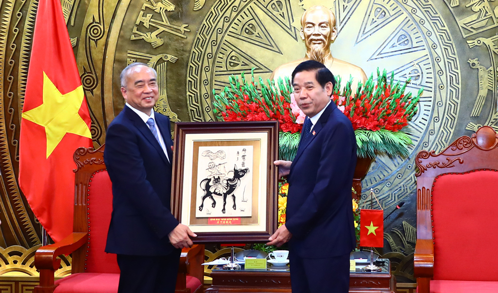 Đồng chí Nguyễn Văn Gấu tặng quà lưu niệm cho đồng chí Lâm Vũ.