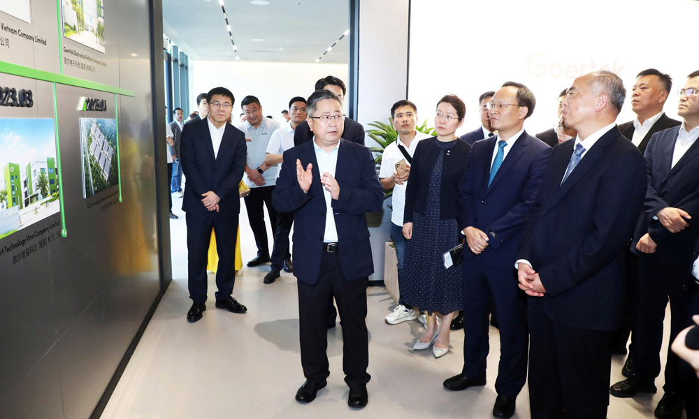 Các đại biểu nghe giới thiệu về hoạt động của Công ty trách nhiệm hữu hạn Công nghệ thông minh Goertek Vina.