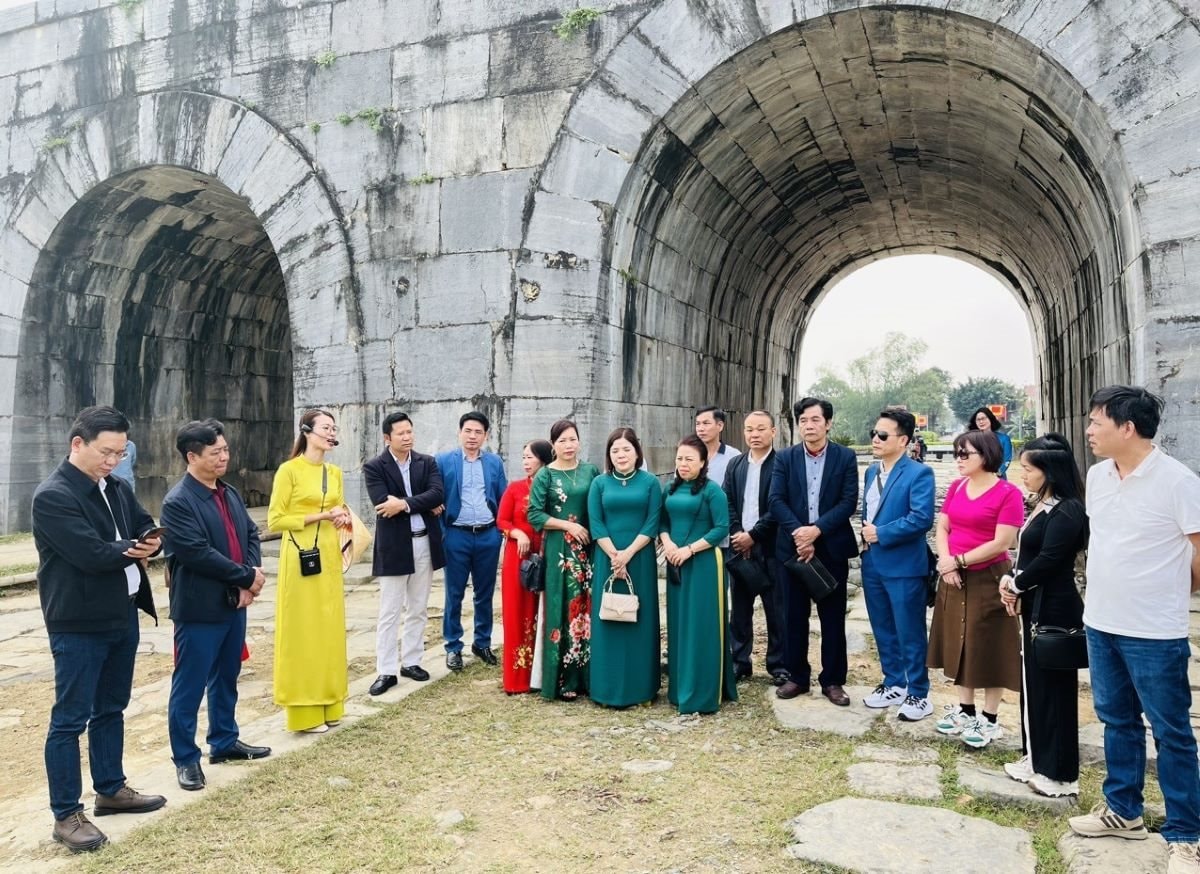 Du khách tham quan tại di sản Thành Nhà Hồ