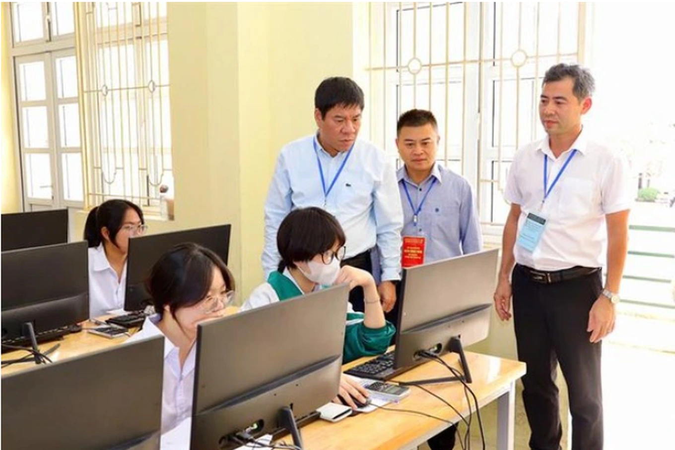 Năm học này, Bộ GD&ĐT sẽ thử nghiệm thi tốt nghiệp THPT trên máy tính với hơn 100.000 học sinh (Ảnh minh họa: MOET). Năm học này, Bộ GD&ĐT sẽ thử nghiệm thi tốt nghiệp THPT trên máy tính với hơn 100.000 học sinh (Ảnh minh họa: MOET).