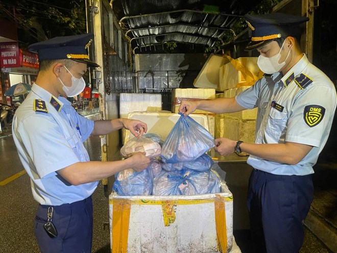 Đội Quản lý thị trường số 1 kiểm tra và thu giữ tang vật.