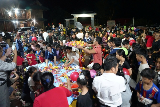 CLB Báo chí Nghệ An phối hợp với Quỹ Bảo trợ trẻ em Nghệ An, Phòng Cảnh sát cơ động Công an tỉnh Nghệ An, Đồn biên phòng Mỹ Lý tổ chức chương trình “Vầng trăng yêu thương” ở xã Mỹ Lý. CLB Báo chí Nghệ An phối hợp với Quỹ Bảo trợ trẻ em Nghệ An, Phòng Cảnh sát cơ động Công an tỉnh Nghệ An, Đồn biên phòng Mỹ Lý tổ chức chương trình “Vầng trăng yêu thương” ở xã Mỹ Lý.