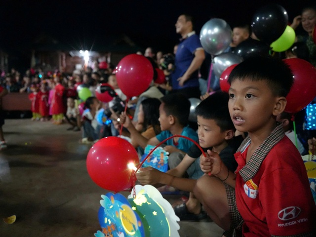 phần quà không chỉ đem lại niềm vui Trung thu mà còn tiếp thêm nghị lực để các em nỗ lực học tập phần quà không chỉ đem lại niềm vui Trung thu mà còn tiếp thêm nghị lực để các em nỗ lực học tập