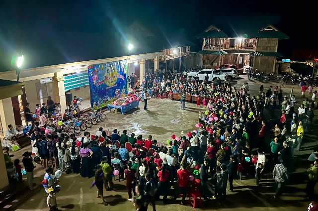 Nghệ An: Mang trung thu sớm đến với trẻ em xã biên giới Mỹ Lý