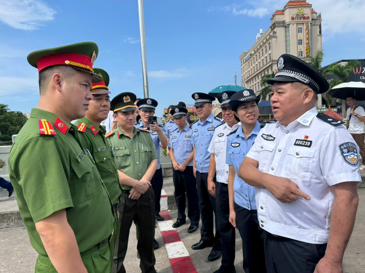 Công an tỉnh Quảng Ninh chủ trì bàn giao đối tượng cho Công an khu tự trị dân tộc Choang, Quảng Tây, Trung Quốc.