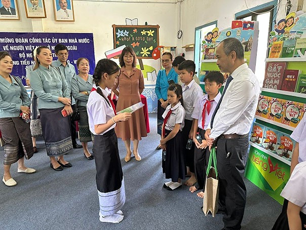 Học sinh Trường Hữu nghị Lào – Việt đọc sách trong Tủ sách tiếng Việt. (Nguồn: Ủy ban Nhà nước về Người Việt Nam ở nước ngoài) Học sinh Trường Hữu nghị Lào – Việt đọc sách trong Tủ sách tiếng Việt. (Nguồn: Ủy ban Nhà nước về Người Việt Nam ở nước ngoài)