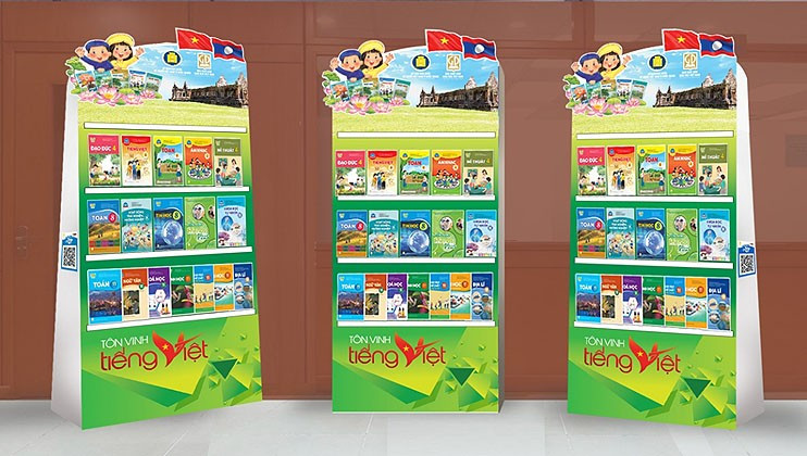 Trao tặng Tủ sách Tiếng Việt cho Trường Hữu nghị Lào - Việt tỉnh Champasak