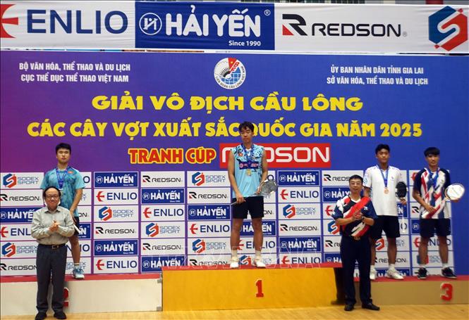 Ban tổ chức trao thưởng cho các vận động viên đạt giải. (Ảnh: TTXVN)