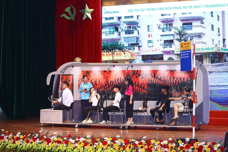 Hội thi là một trong những hoạt động đổi mới phương pháp tuyên truyền, tập huấn, giúp hoàn thiện kỹ năng phục vụ và xử lý tình huống cho nhân viên xe buýt. Hội thi là một trong những hoạt động đổi mới phương pháp tuyên truyền, tập huấn, giúp hoàn thiện kỹ năng phục vụ và xử lý tình huống cho nhân viên xe buýt.