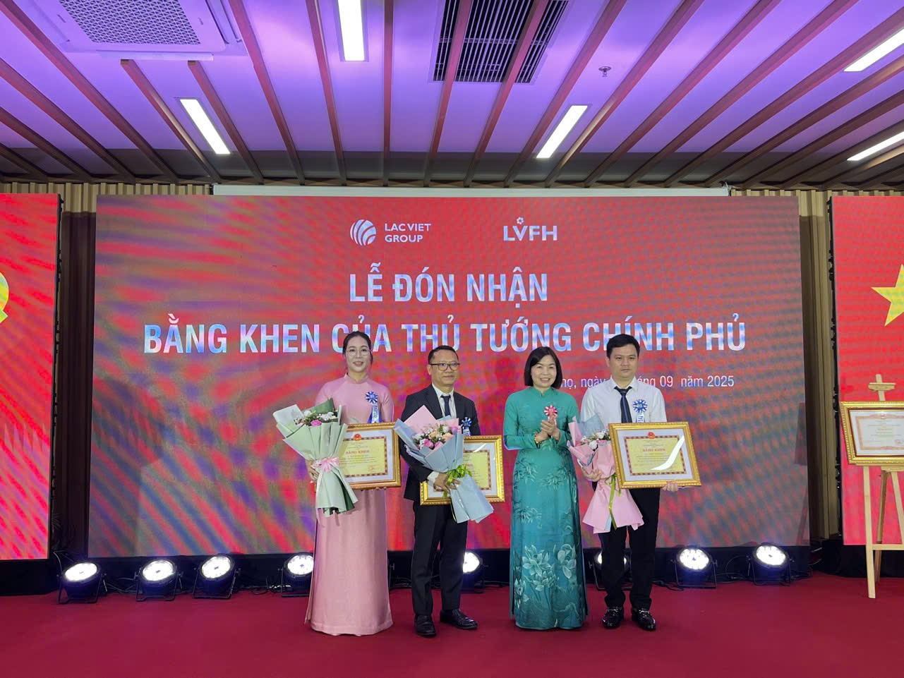 Đồng chí Phùng Thị Kim Nga ( thứ 2 từ bên phải) – Tỉnh ủy viên, Phó Chủ tịch UBND tỉnh Phú Thọ đã trao Bằng khen của Chủ tịch UBND tỉnh cho các cá nhân đạt thành tích xuất sắc Đồng chí Phùng Thị Kim Nga ( thứ 2 từ bên phải) – Tỉnh ủy viên, Phó Chủ tịch UBND tỉnh Phú Thọ đã trao Bằng khen của Chủ tịch UBND tỉnh cho các cá nhân đạt thành tích xuất sắc