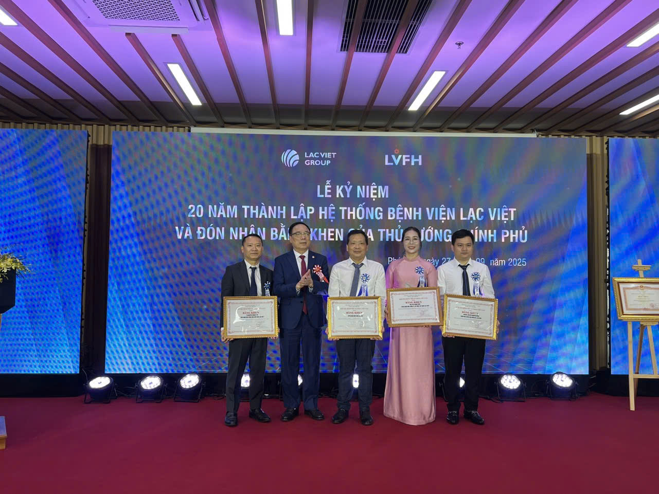 GS, Viện sĩ Nguyễn Văn Đệ ( thứ 2 từ bên trái) – Ủy viên Đoàn Chủ tịch Ủy ban Trung ương MTTQ Việt Nam, Chủ tịch Hiệp hội Bệnh viện tư nhân Việt Nam đã trao Bằng khen của Hiệp hội cho Công ty Cổ phần Tập đoàn Lạc Việt GS, Viện sĩ Nguyễn Văn Đệ ( thứ 2 từ bên trái) – Ủy viên Đoàn Chủ tịch Ủy ban Trung ương MTTQ Việt Nam, Chủ tịch Hiệp hội Bệnh viện tư nhân Việt Nam đã trao Bằng khen của Hiệp hội cho Công ty Cổ phần Tập đoàn Lạc Việt