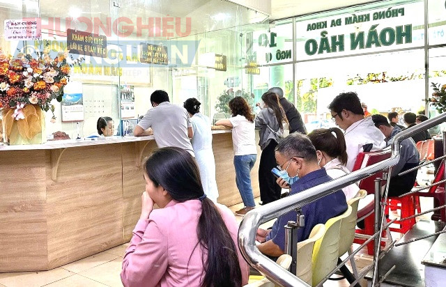 Người dân đến khám chữa bệnh tại Phòng khám Đa khoa Hoàn Hảo (Buôn Ma Thuột).