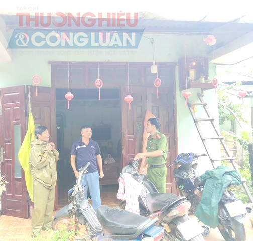 Lực lượng chức năng phường Hải Vân hỗ trợ người phòng chống bão đến.