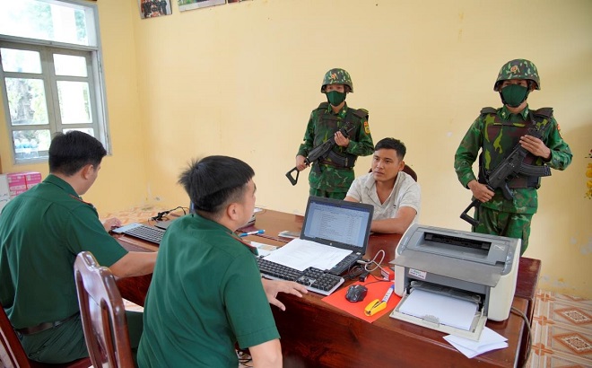 Lực lượng Biên phòng An Giang bắt giữ đối tượng vận chuyển gần 200 gram ma túy đá